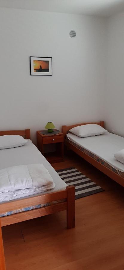 Villa Dobra Family Apartments Vir Buitenkant foto