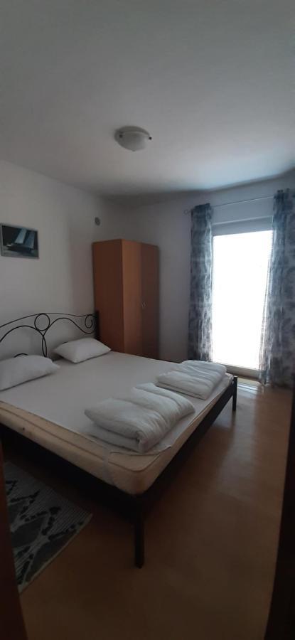Villa Dobra Family Apartments Vir Buitenkant foto