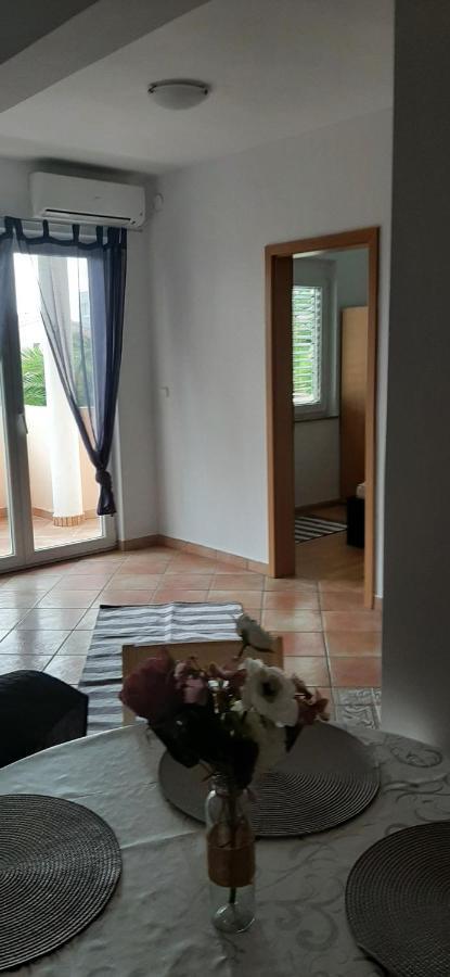Villa Dobra Family Apartments Vir Buitenkant foto